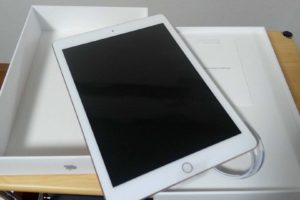 iPad Wi-Fi 32GB-ゴールド（第6世代）　取り出す