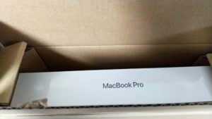 2020年モデルの13インチMacBook Pro　箱