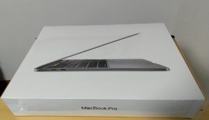 2020年モデルの13インチMacBook Pro　箱１