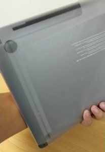 2020年モデルの13インチMacBook Pro　ビニール２