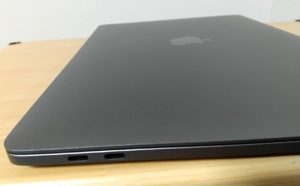 2020年モデルの13インチMacBook Pro USBポート