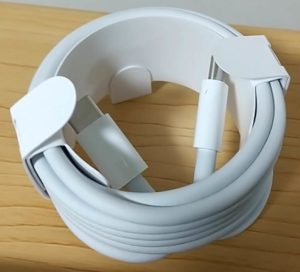 MacBook Pro 包装フィルムはがす　ケーブル