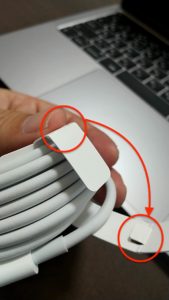 MacBook Pro 包装フィルムはがす　紙