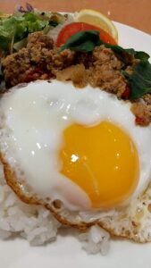 ジョナサン タイ風ガパオライス＆グリーンカレー　目玉焼き