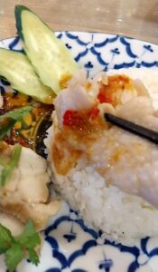 サイアムオーキッドでトムヤンラーメン＆タイのチキンライスセット　蒸し鶏