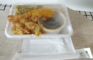 丸亀製麺3種の天ぷらと定番のおかずのうどん弁当　紙おしぼり