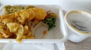 丸亀製麺3種の天ぷらと定番のおかずのうどん弁当　容器出す