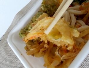 丸亀製麺3種の天ぷらと定番のおかずのうどん弁当　野菜天