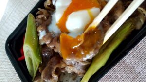 ヤマキ商店　牛すき丼弁当　黄身と