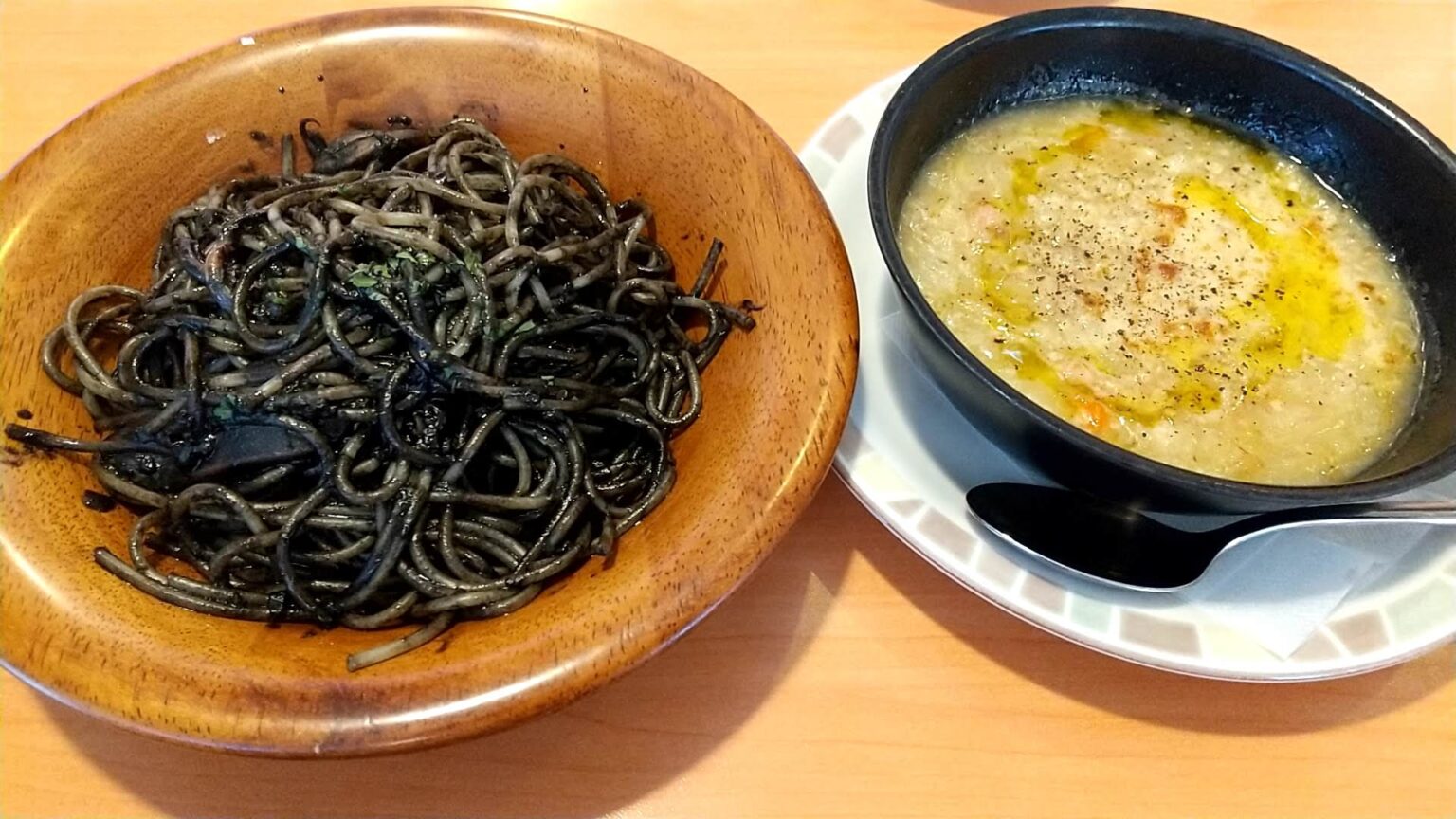 サイゼリヤで イカの墨入りスパゲッティ と 田舎風やわらかキャベツのスープ と ソーセージピザ をいただく ハジカラ