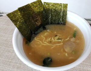 凄麺 横浜とんこつ家　スープを入れる