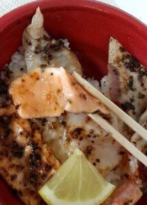 はま寿司　海鮮レアステーキ丼　サーモン