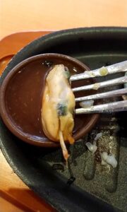 サイゼリヤ「ムール貝のガーリック焼き」　食べる