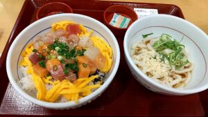 なか卯の「たっぷり甘えび海鮮丼」＋「冷やしはいからうどん」