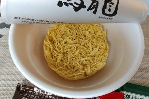 セブンイレブン 鳴龍担々麺　麺