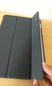 iPad 半透明三つ折りスタンドケース　レザー製カバー