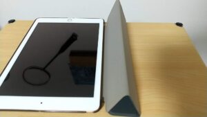 iPad 半透明三つ折りスタンドケース　スタンド