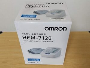オムロン上腕式血圧計「HEM-7210」　上腕にまく