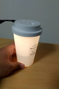 ダイソーのコーヒーカップ型USB加湿器　点灯