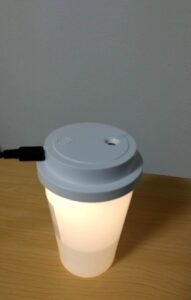 ダイソーのコーヒーカップ型USB加湿器　ライトと蒸気