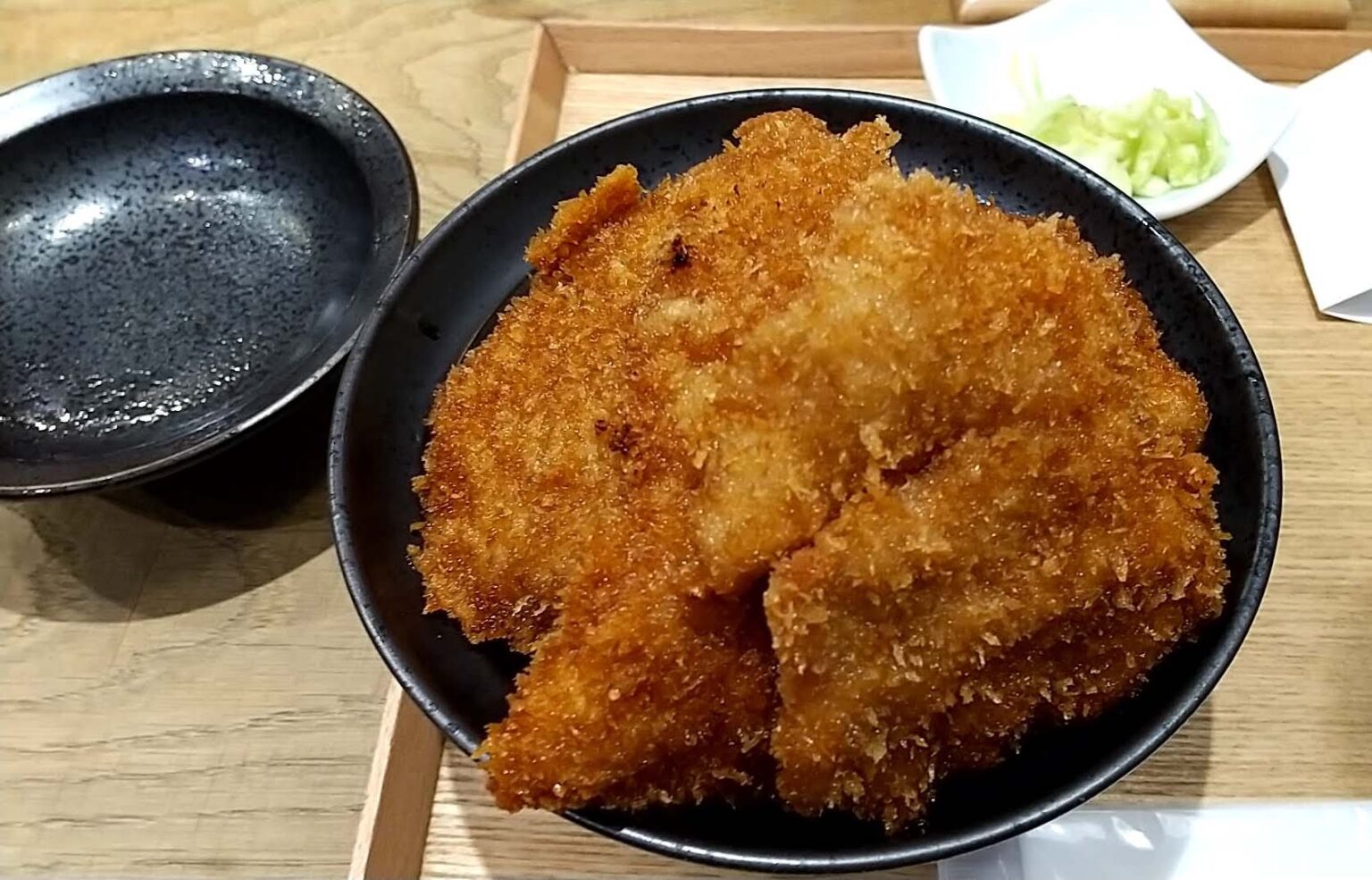 ご飯の下にさらにカツ 新潟カツ丼 タレカツ渋谷店で 二段盛りカツ丼 をいただく ハジカラ ご飯の下にさらにカツ 新潟カツ丼 タレカツ渋谷店で 二段盛りカツ丼 をいただく ハジカラ