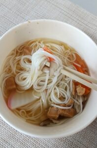 すだち香る阿波尾鶏の温そうめん ナチュラルローソン　ニンジン