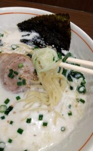 天然温泉湯舞音 袖ケ浦店　ホワイトガウラーメン　ストレート麺