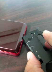 ダイソーキャンピングツール　キーホルダー型マルチツール　フタを開ける