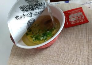 新福菜館本店　カップラーメン　お湯を入れる