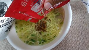 新福菜館本店　カップラーメン 液体スープを入れる