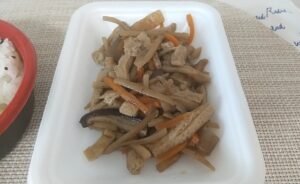 ローソンストア100　具たくさんの煮物