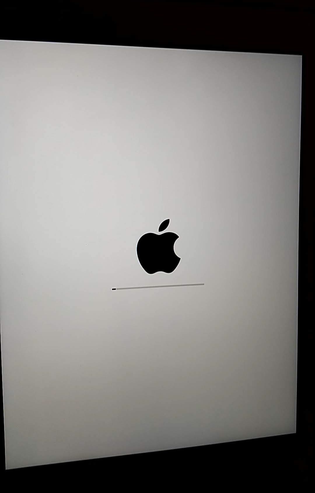 iPad OS 16 アップグレード　再起動中