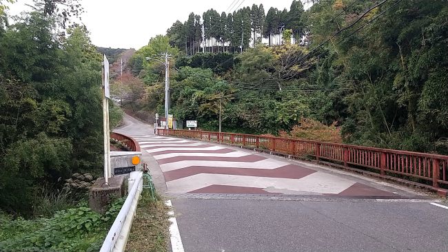 養老渓谷　粟又の滝 橋を通る