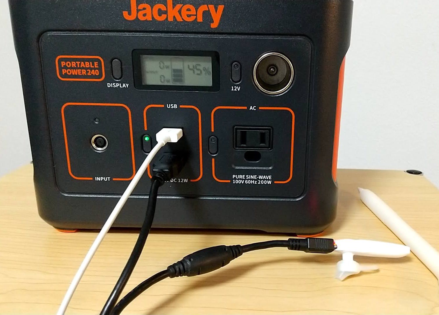 Jackery ポータブル電源 240　USB充電　充電中