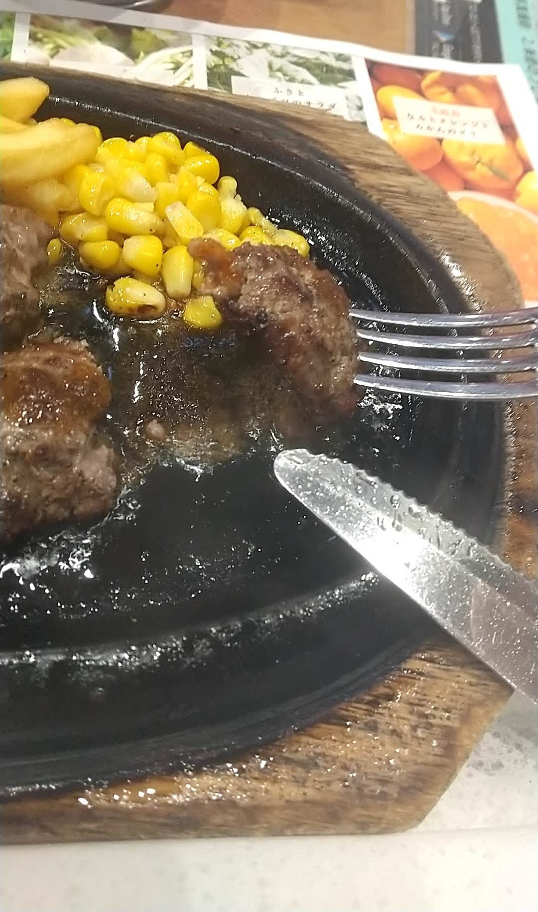 ブロンコおじさんのこだわり炭焼きがんこハンバーグランチ　ブロンコビリー　ソースで