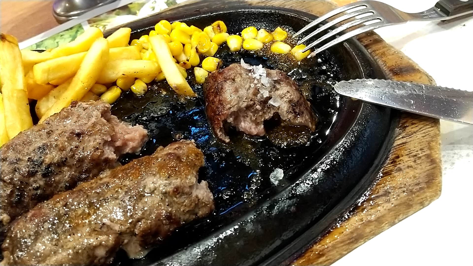 ブロンコおじさんのこだわり炭焼きがんこハンバーグランチ　ブロンコビリー　塩で