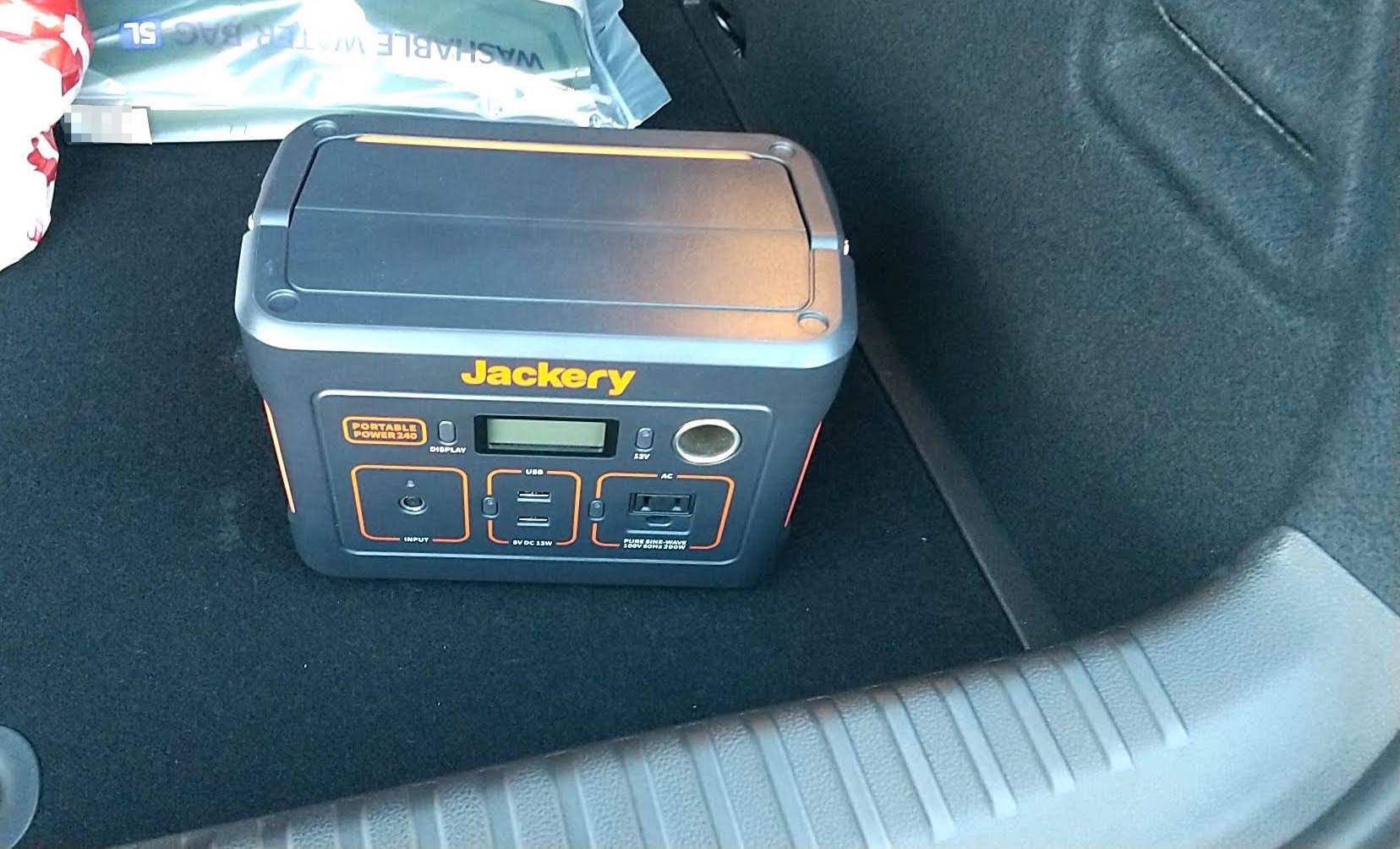 Jackery（ジャクリ） ポータブル電源 240　クルマに乗せる