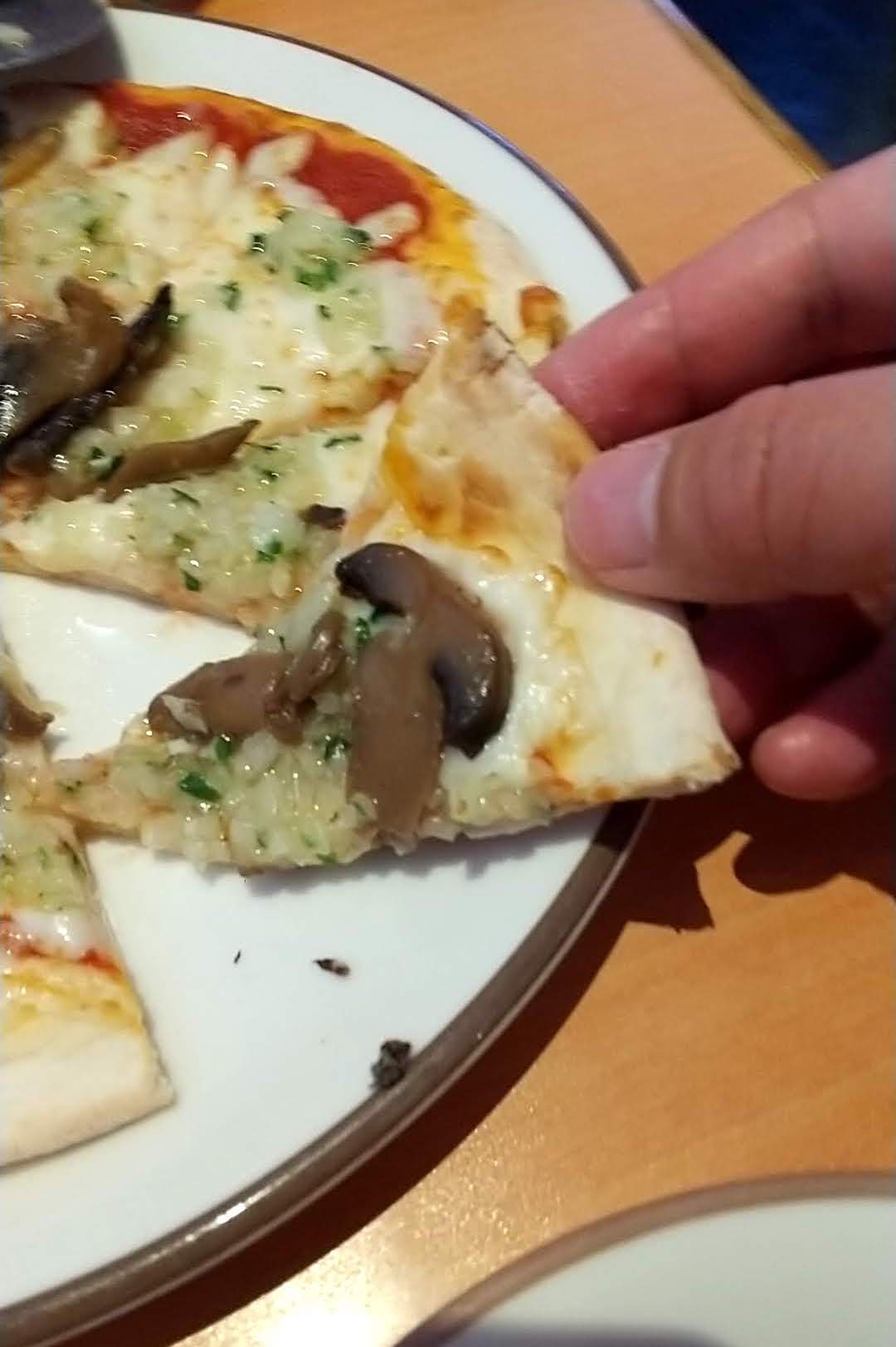 サイゼリヤ　野菜ときのこのピザ　切り取りピザ