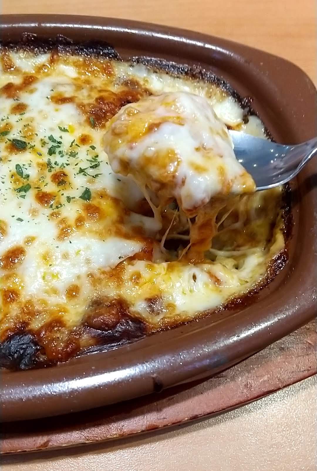 サイゼリヤ　チーズたっぷりのミラノ風ドリア　食べる