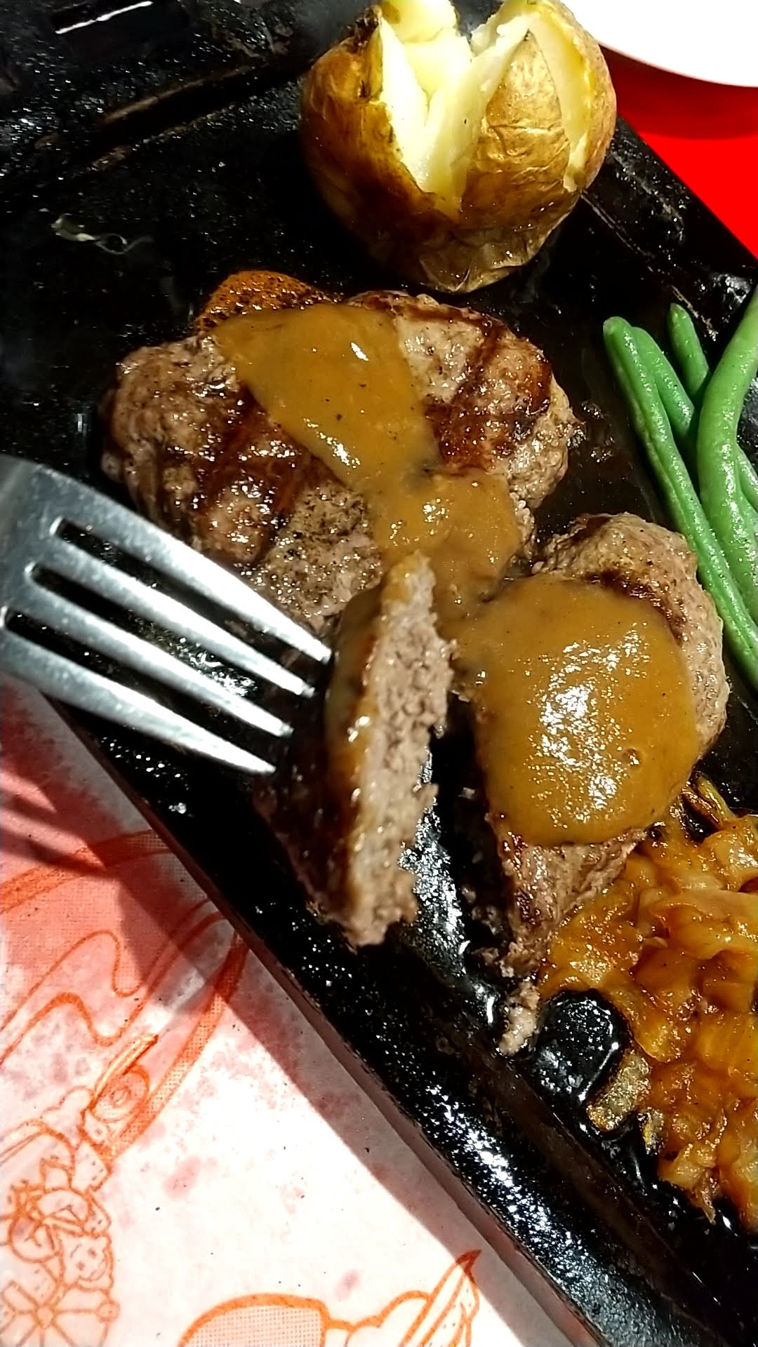 ハングリータイガー　オリジナルハンバーグステーキ　食べる