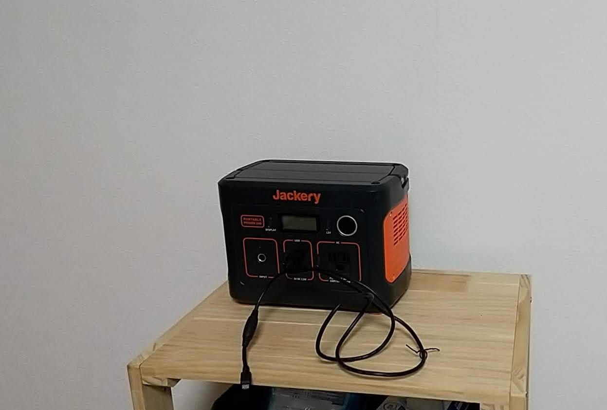 「Jackery（ジャクリ） ポータブル電源 240」　部屋に置く　軽量