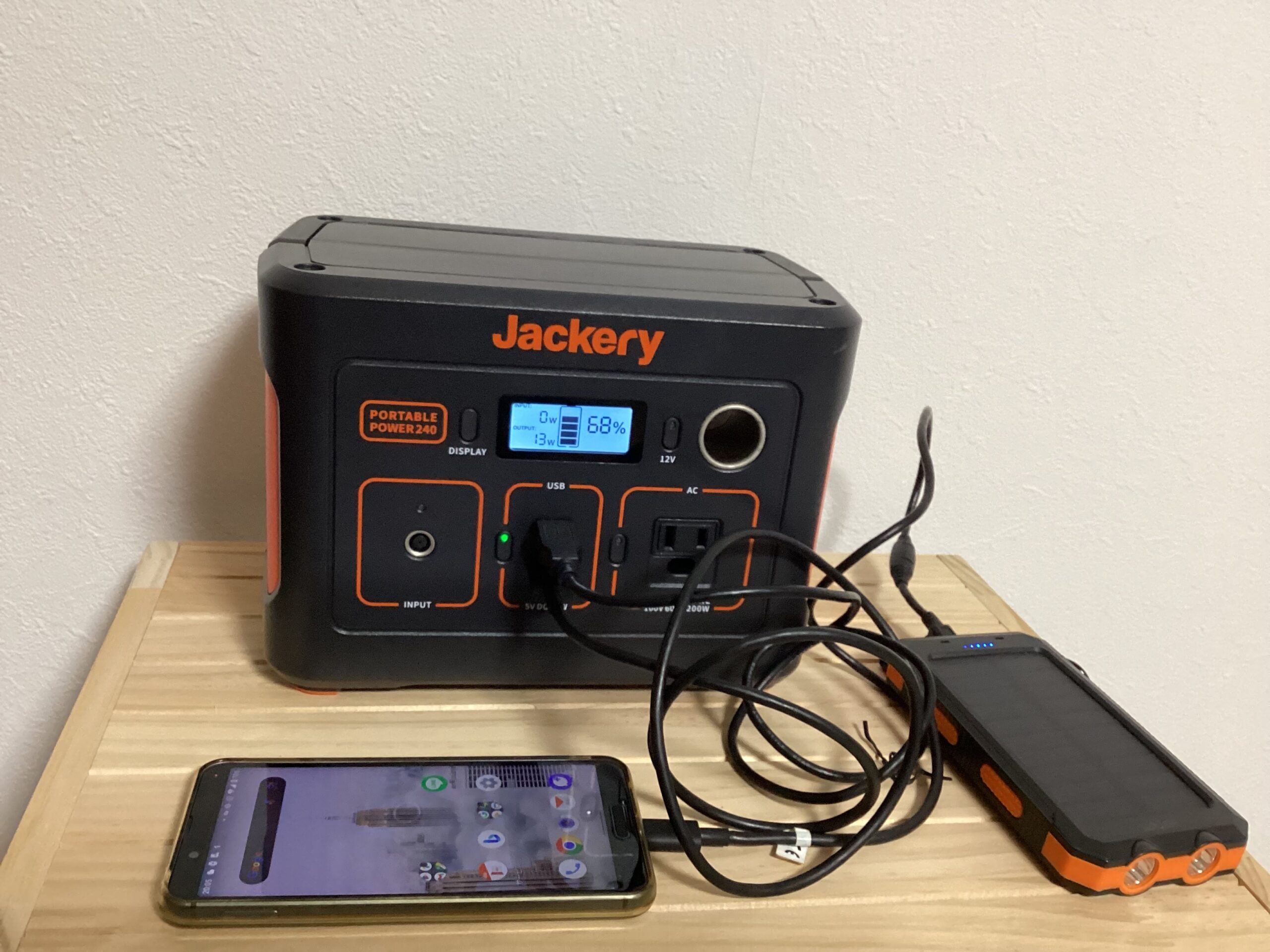 「Jackery（ジャクリ） ポータブル電源 240」　部屋に置く　充電