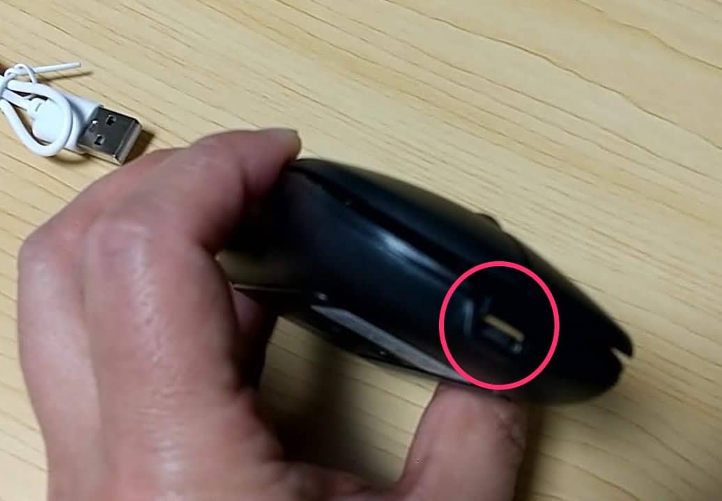 WAetTOのワイヤレスイヤホン　USB挿入口