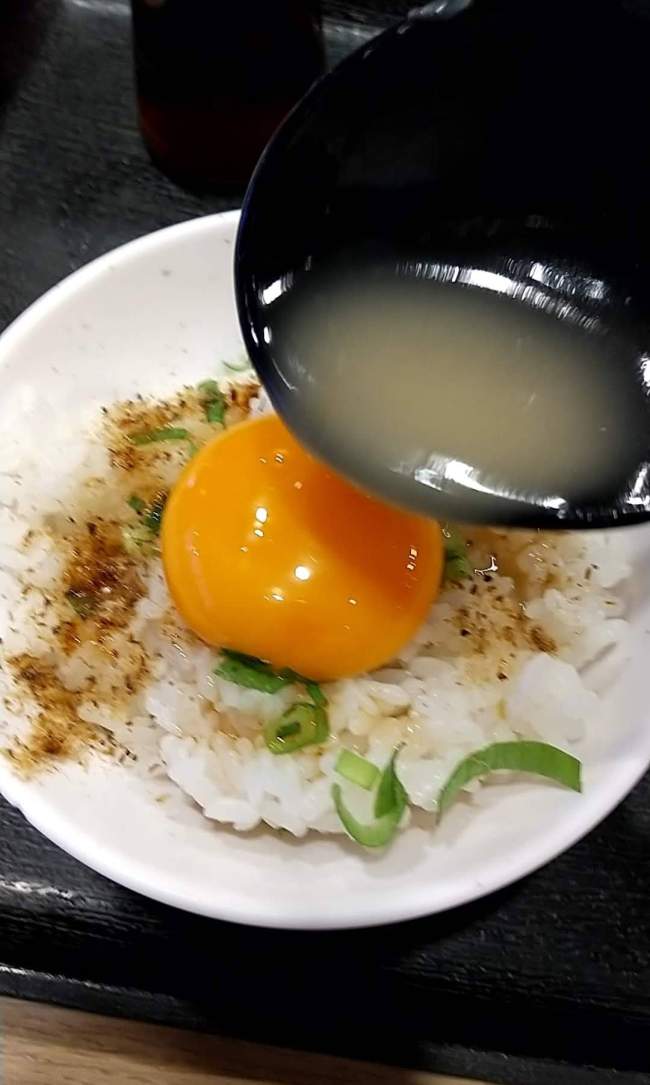 小田原ちゃんぽん　白ちゃんぽん＋あご玉メシのセット　スープをご飯に