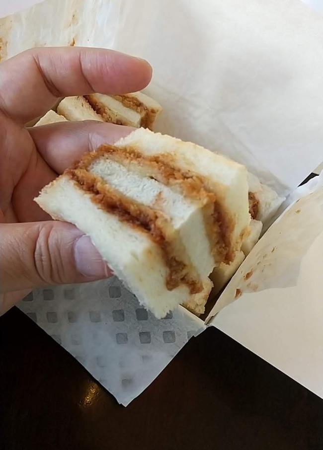 肉の万世 ラジオガァデン直売所　自販機　万かつサンド　食べやすい