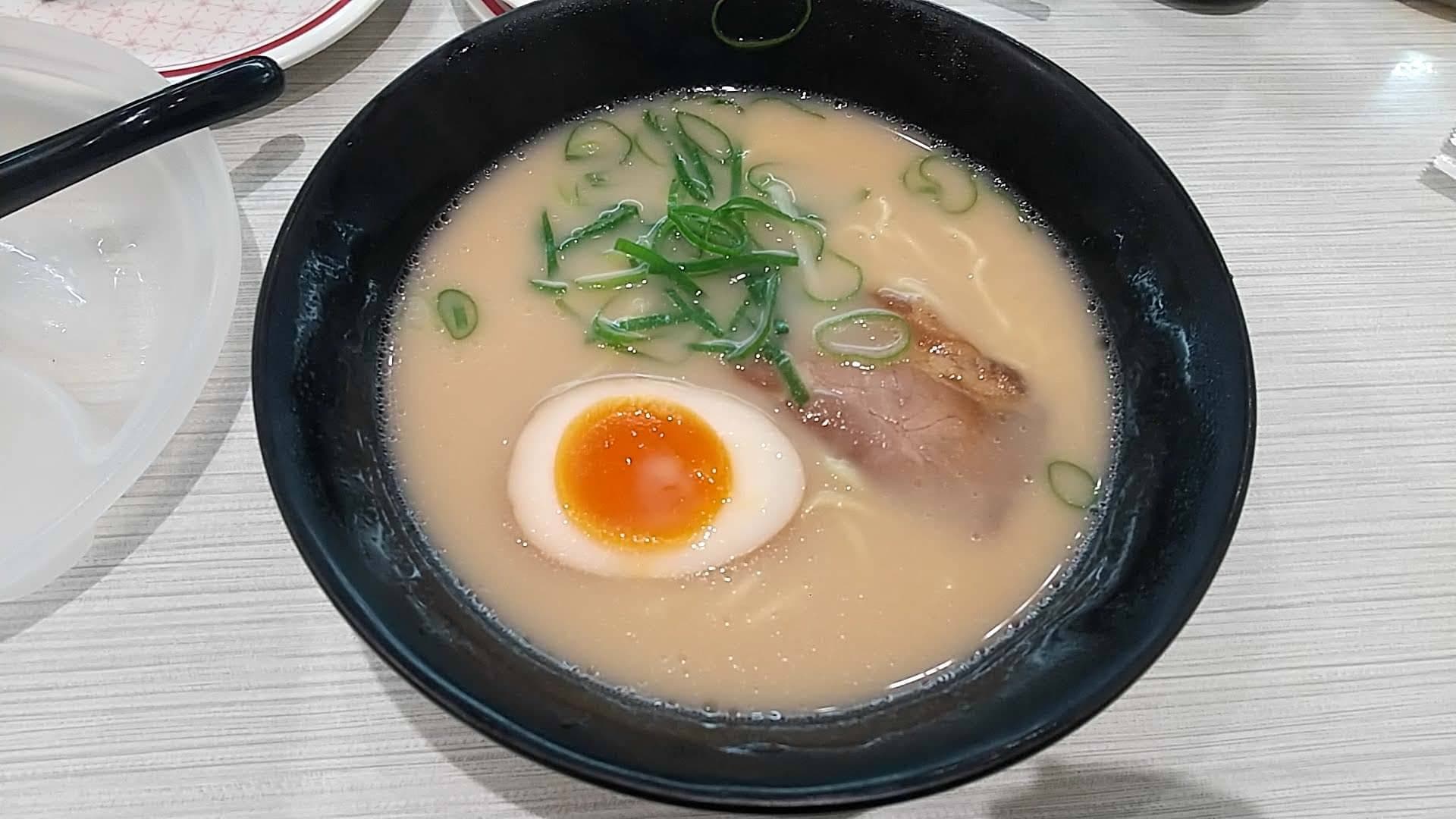 はま寿司　博多とんこつラーメン　フタとる