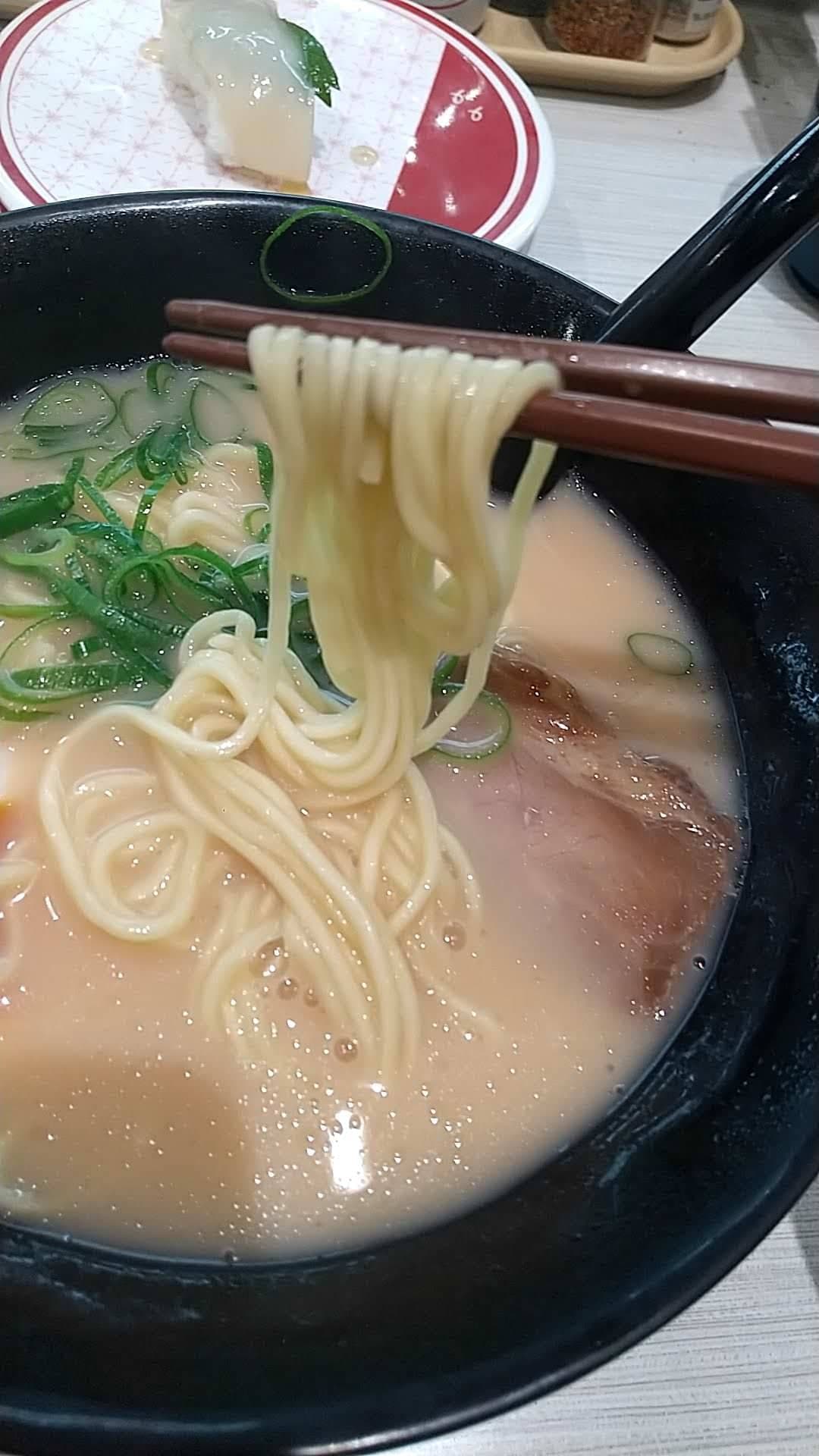 はま寿司　博多とんこつラーメン　麺ストレート