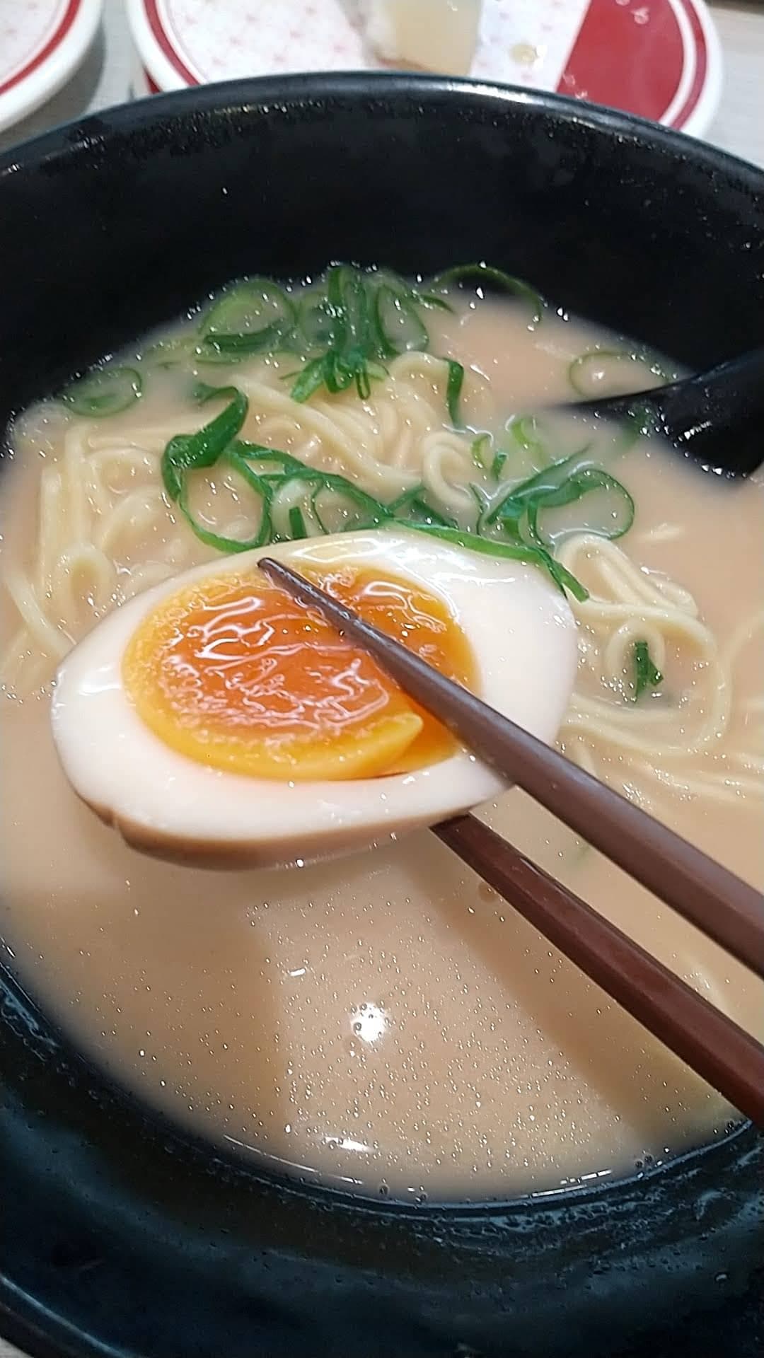 はま寿司　博多とんこつラーメン　半熟