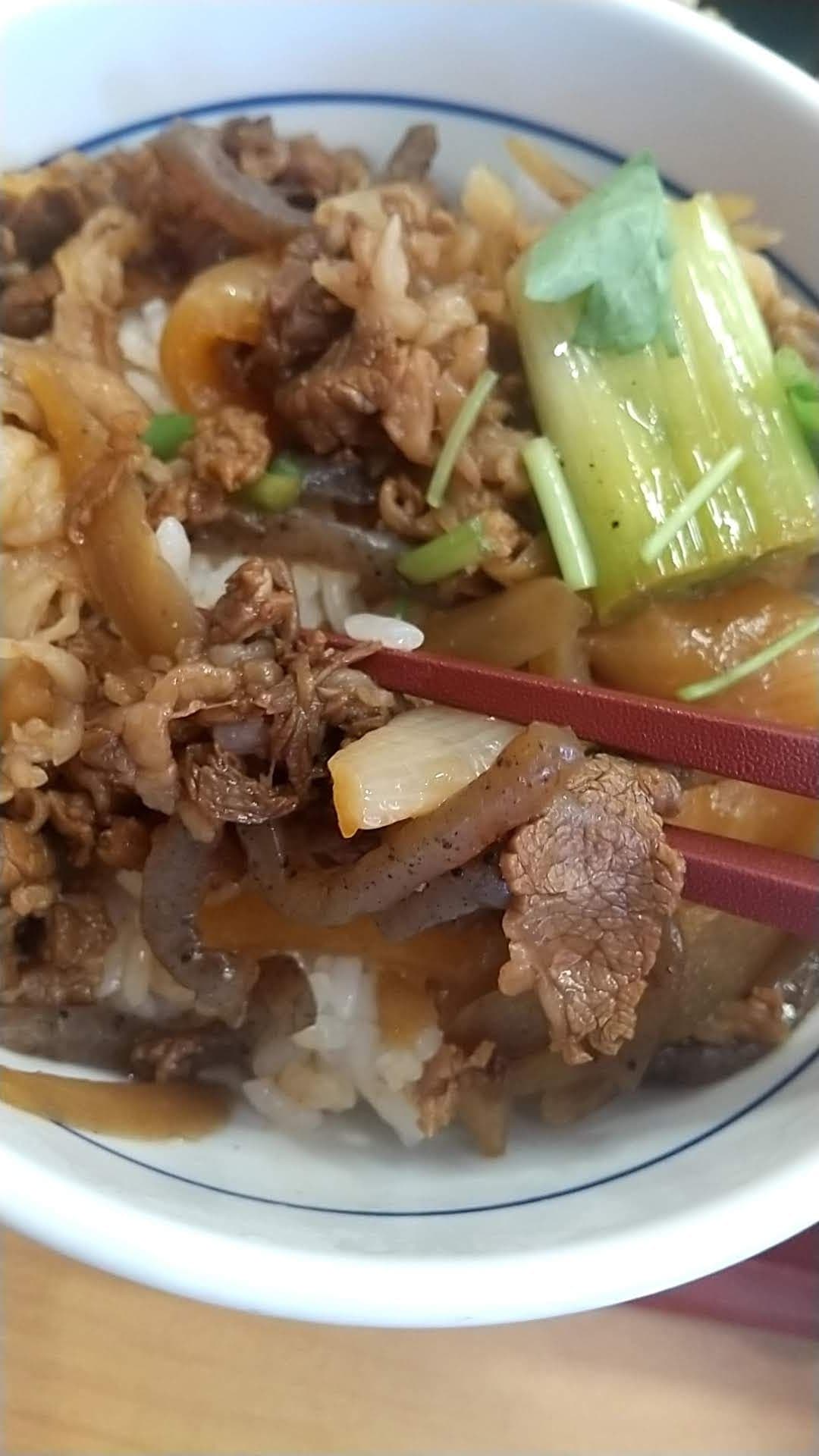 なか卯　牛すき丼セット　食べる