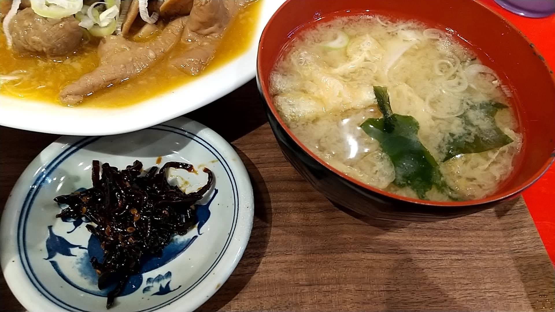 もつ煮込み専門店 油ヤ食堂　煮卵ともつ煮定食　味噌汁